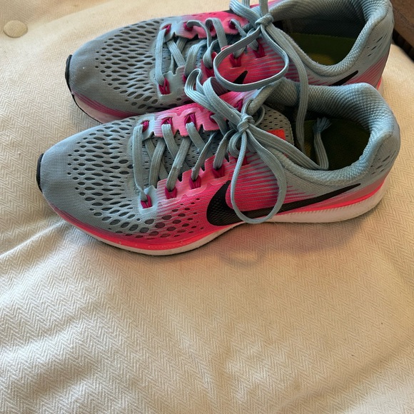 Nike Pink and Blue Running Shoes Size 8 - Picture 2 of 7